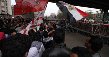 مسيرات لـ"الدفاع" من "الفتح" و"شبرا" و"رابعة" و"النور" و"الحلمية" للمطالبة بتسليم السلطة.. الثوار يغيرون مسارهم خشية الاشتباكات.. والأهالى يرددون: الجيش والشعب إيد واحدة.. وحواجز لتأمين الوزارة