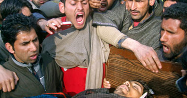 مظاهرات فى كشمير بعد أنباء عن مقتل شاب على يد جنود هنود 