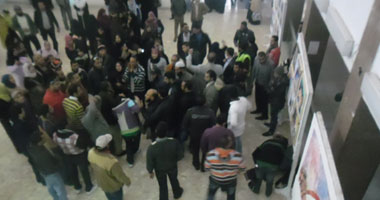 المئات يقتحمون ديوان محافظة السويس لحل مشكلة البطالة