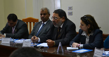 نواب الإسكندرية يجتمعون مع قيادات التأمين لمناقشة قانون التأمينات الصحية