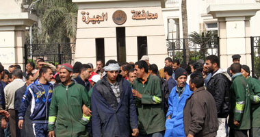 عمال شركات النظافة المتظاهرون بالجيزة يقطعون شارع الهرم 