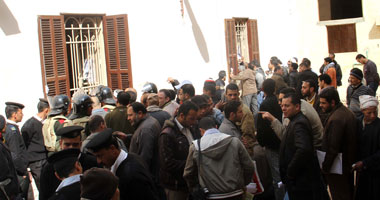 عدد من مصابى الثورة يحتجزون مسئولاً بـ"القومى لرعاية أسر الشهداء"