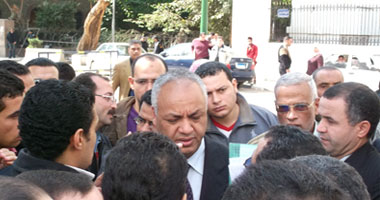 "بكرى" يعد محتجى البترول باستجواب "غراب"