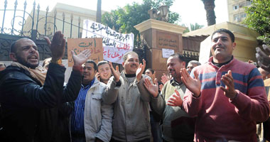 موظفو المدن الجديدة يتظاهرون أمام "الإسكان" للمطالبة بإقالة قيادات الوزارة