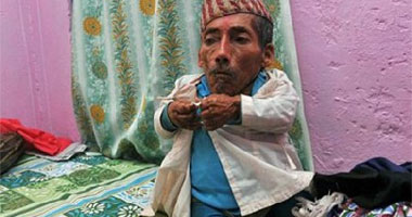 أطول رجل يلتقى أقصر رجل بالعالم فى لندن