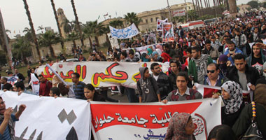 مشادات كلامية بين مؤيدين ومعارضين لـ"العسكرى" أمام مجلس الشعب