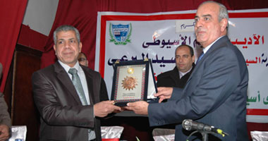 محافظ أسيوط يكرم الكاتب المسرحى نعيم الأسيوطى