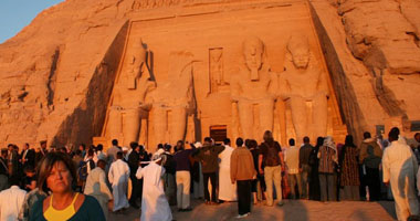 بدء مغادرة السائحين للمعبد الكبير بعد مشاهدة تعامد الشمس 