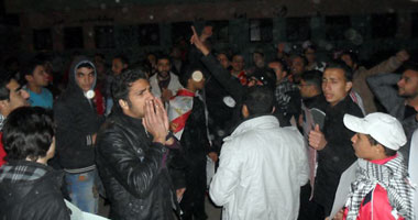 عشرات من طلاب جامعة القاهرة يصلون "التحرير" للتنديد بحكم العسكر