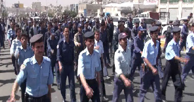 المئات من القوات الجوية اليمنية يجددون تصعيدهم الثورى ضد "الأحمر"