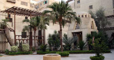 بتحب المسارح.. احضر عرض "فستان أحمر" فى بيت السحيمـى الثلاثاء