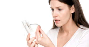 كيف تتغلبين على مشكلة تساقط الشعر بعد الولادة؟
