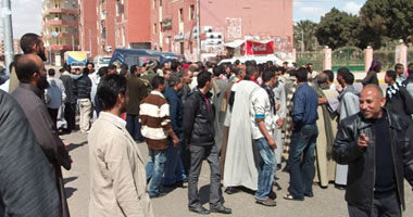 أهالى قرية بالوادى الجديد يقطعون الطريق بعد دهس سيارة لأحد أبنائهم