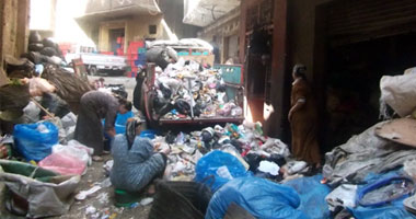 بيزنس الزبالة ودورة القمامة فى ورش إعادة التدوير بحى الزرايب 