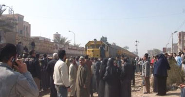 أهالى قرية بشبين القناطر يقطعون شريط السكة الحديد