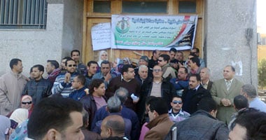 موظفوالمحاكم بالدقهلية يطالبون بإقالة مساعد وزير العدل 