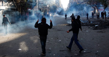 المتظاهرون يتصدون للقنابل المسيلة للدموع بشعار "ارحل يا مشير"