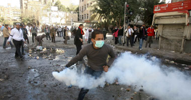 اشتباكات حادة بين المتظاهرين والأمن المركزى فى شارع نوبار 