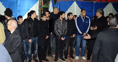 لاعبو الأهلى فى العجوزة لتقديم "واجب العزاء" فى أحد ضحايا "مجزرة بورسعيد"