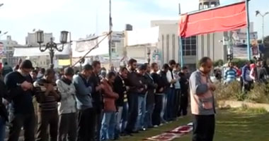 أهالى بولاق الدكرور يؤدون صلاة الغائب على قيادى 6 إبريل