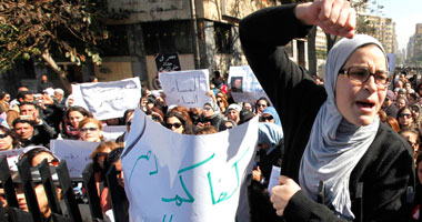وقفة لأمهات الشهداء أمام منزل مرسى بالتجمع.. الجمعة