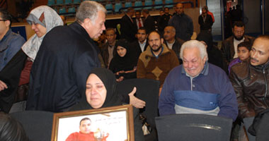 بالصور.. أهالى ضحايا مجزرة بورسعيد فى جلستهم مع حمدى هتفوا "يسقط يسقط حكم العسكر"
