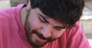 "إحنا اللى دهنا الهوا دوكو"..أحمد بيرسم على الحيطة وعلى الأرض 