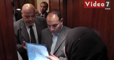 بالفيديو.. سيدة تحاول تقبيل قدم "مكى" وتطالبه بـ"سكن بديل"