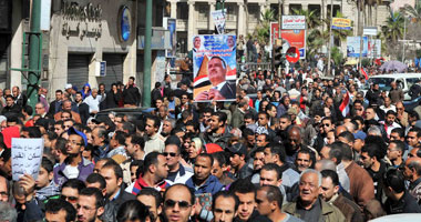 المتظاهرون فى القائد إبراهيم يرفعون صورة الزعيم عبد الناصر