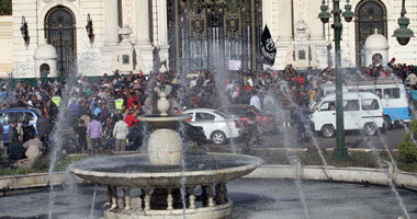 قطع الطريق أمام قصر القبة بعدما صدمت سيارة متظاهرا عن طريق الخطأ
