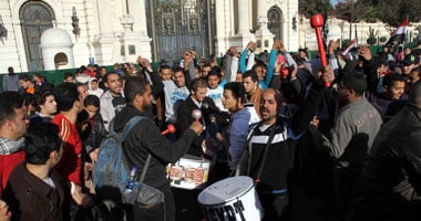 معتصمو "القبة" يطردون شخصا بعد تعديه على المتظاهرات بمحيط القصر