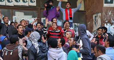 مئات المتظاهرين يصلون محكمة الجلاء للتضامن مع "حمادة المصرى"
