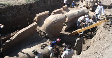 بالصور..وزارة الآثار تبدأ عمليات نقل تمثال أمنحتب الثالث‎