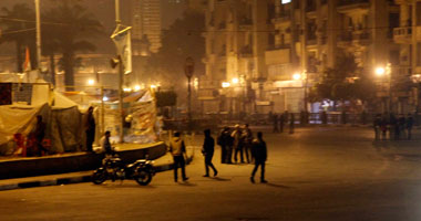 بالصور..متظاهرو التحرير يطوقون سيارة شرطة بالميدان