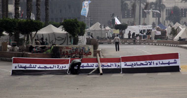 اللافتات تكسو الميدان فى جمعة "محاكمة النظام"