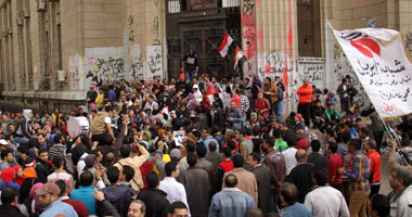اشتباكات بين المتظاهرين والباعة الجائلين أمام دار القضاء العالى