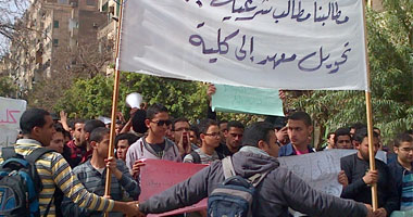 طلاب "هندسة الطيران" يمنعون وكيل المعهد من الدخول