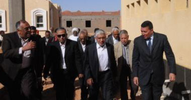 وزير النقل يعد بإعطاء الأولوية لأبناء أبو سمبل فى العمل بميناء قسطل