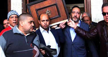 بالصور.. غياب الفنانين عن جنازة محمد العزبى