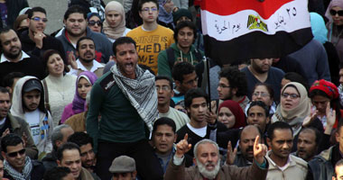 مسيرة النور تصل لـ"الحرس الجمهورى" بهتاف "يسقط يسقط مرسى مبارك"
