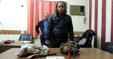 بالصور.. عاطل بحوزته سلاح نارى وهيروين وبانجو