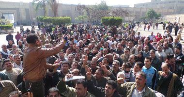 عمال المحلة المضربون ينسحبون من اجتماع محافظ الغربية