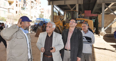 بالصور.. رئيس هيئة المترو يتفقد محيط كوبرى عزبة النخل المنهار