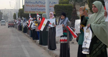 سلسلة بشرية للأخوات فى برج العرب تزامنا مع محاكمة مرسى بقضية الاتحادية