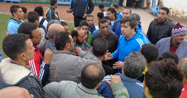 بالصور.. قاسم يجتمع بجمهور المحلة ويطالبهم بالصبر على الفريق