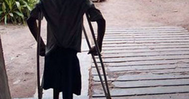 زرع بالخلايا يساعد مريضا بالشلل على الحركة مستعينا بمشاية