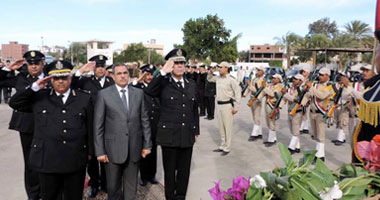 مدير أمن البحر الأحمر يضع إكليلاً من الزهور على النصب التذكارى 