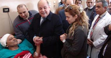 بالصور.. وزير الثقافة يطمئن على مدحت كوتة بعد إصابته بالسيرك