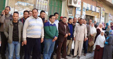 العاملون بمستشفى بنها الجامعى يغلقون أبوابه بالجنازير