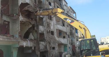 بالصور.. إزالة عمارات آيلة للسقوط ببورسعيد وتسليم وحدات بديلة 